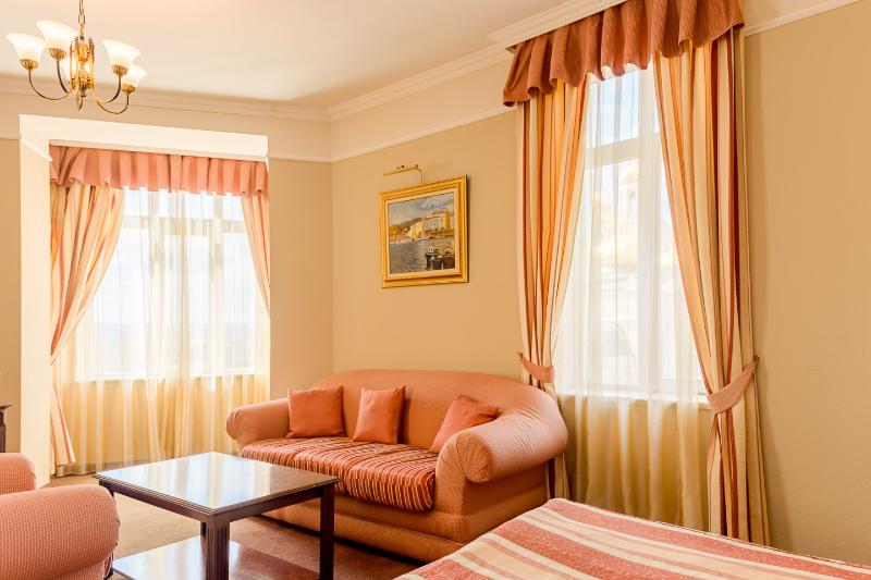 سوییت اجرایی, Lakeshore Hotel Metropolis