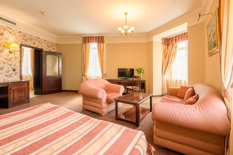 سوییت اجرایی, Lakeshore Hotel Metropolis