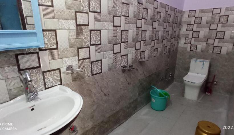 豪华家庭房间, Kedardham Guest House