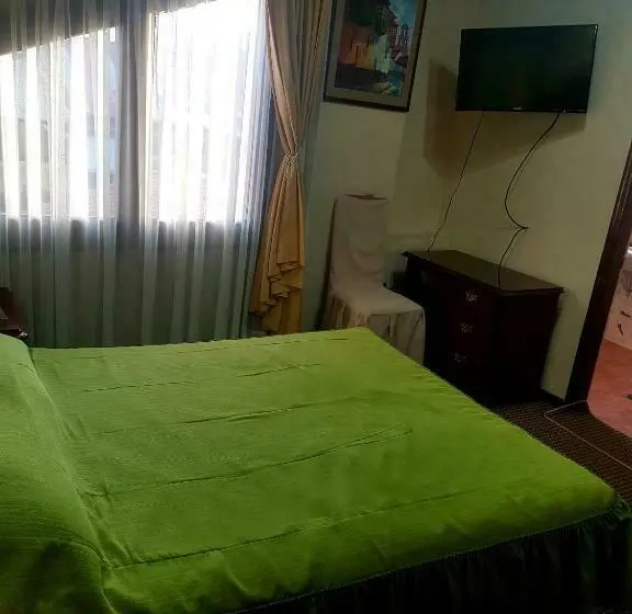 اتاق خانوادگی, Paola Hostal