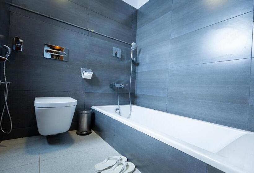 اتاق اجرایی سه نفره, Dream International