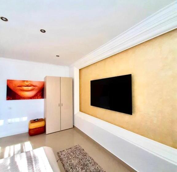 اتاق لوکس, Vila Miluna