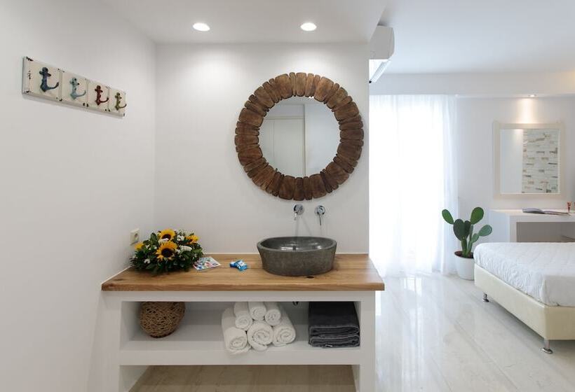 غرفة قياسية ثلاثية, Margo Studios