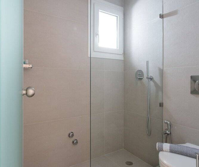 غرفة قياسية ثلاثية, Margo Studios