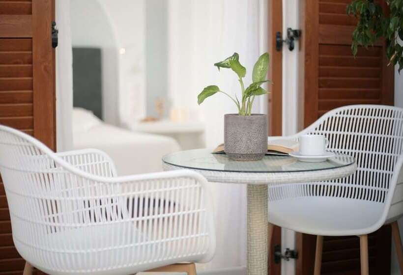 غرفة قياسية ثلاثية, Margo Studios