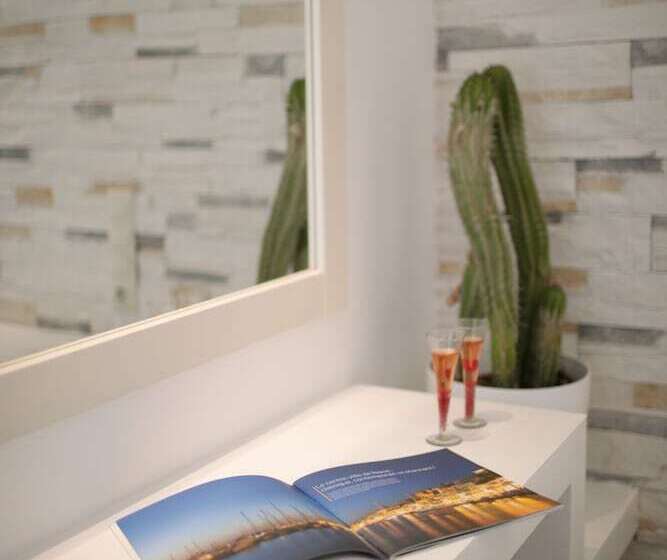 غرفة قياسية ثلاثية, Margo Studios