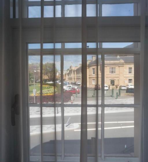 חדר סטנדרט לארבעה, Customs House