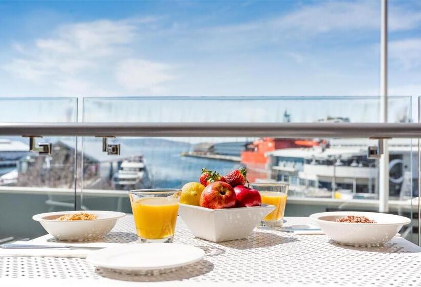 חדר סופריור, Customs House