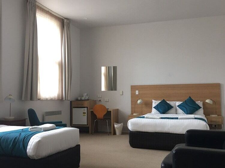 חדר סטנדרט לארבעה, Customs House