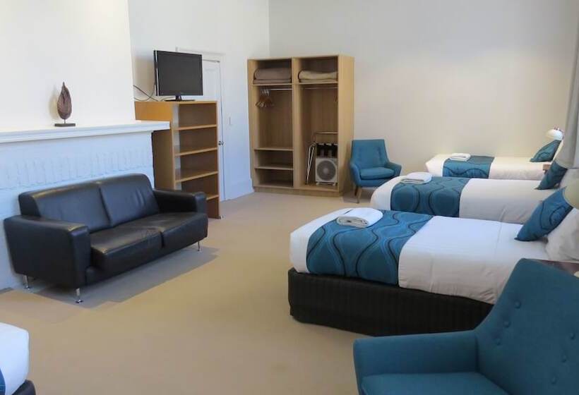 חדר סטנדרט לארבעה, Customs House