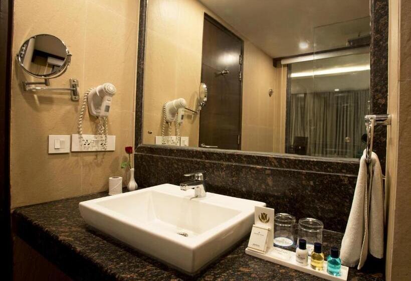چشم‌انداز استخر اتاق کلوب, Golden Tulip Chandigarh, Panchkula