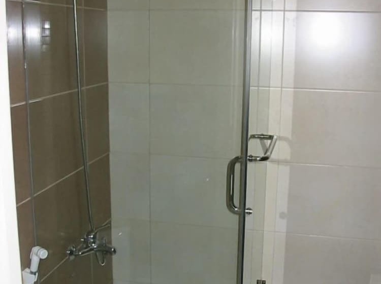 سوییت اجرایی, Iris Flower