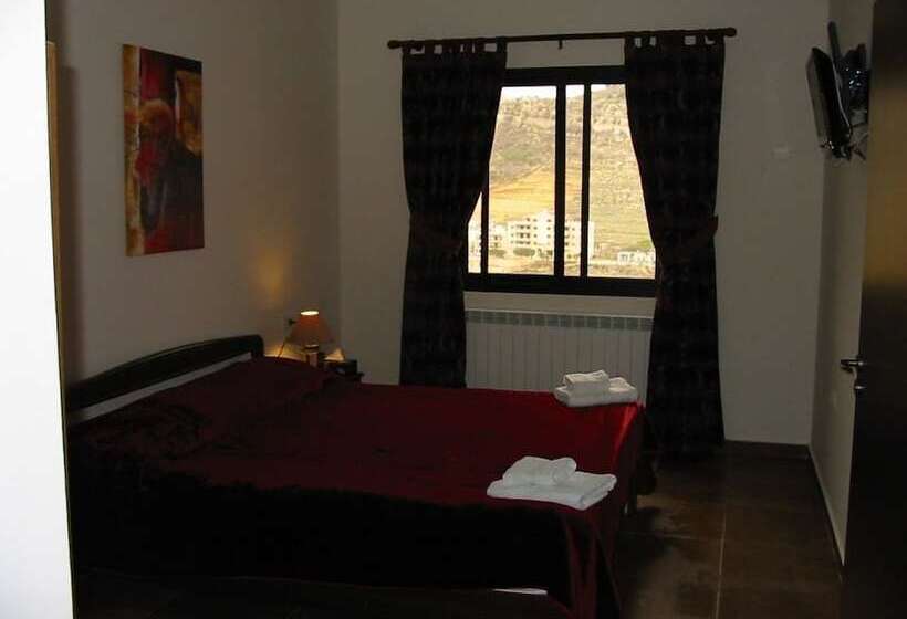 سوییت اجرایی, Iris Flower