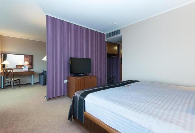 Люкс Кровать Кинг, Wyndham Cluj