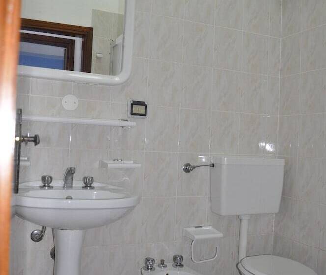 חדר סטנדרט לארבעה נוף לים, Ristorante La Scogliera   Nuova Gestione