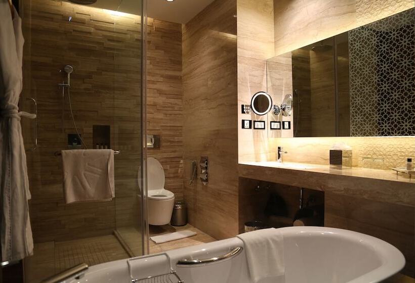اتاق لوکس, Taj City Centre  Gurugram