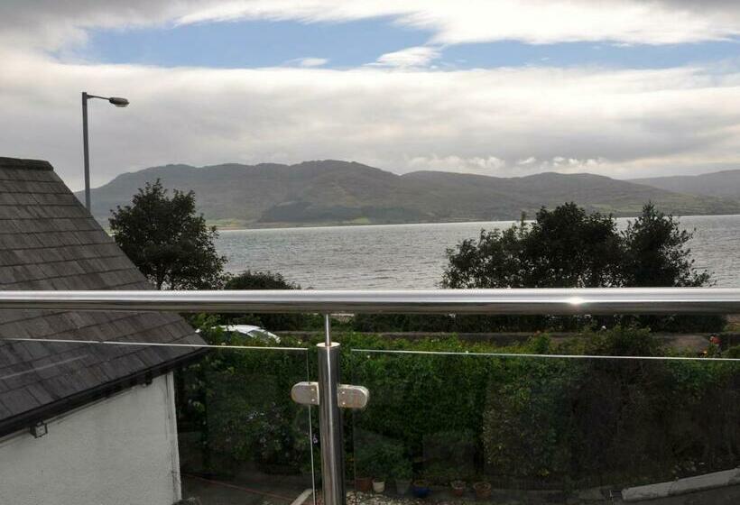 חדר סטנדרט לשלושה, The Oystercatcher