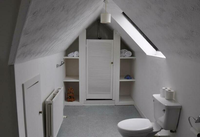 חדר סטנדרט לשלושה, The Oystercatcher