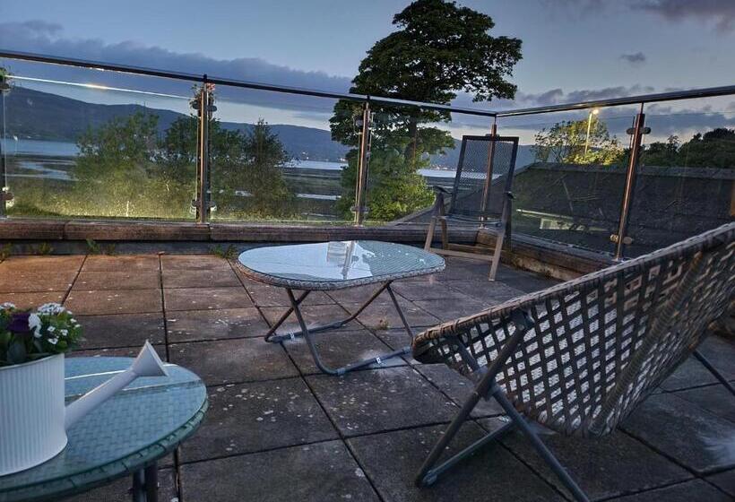 חדר סטנדרט לשלושה, The Oystercatcher