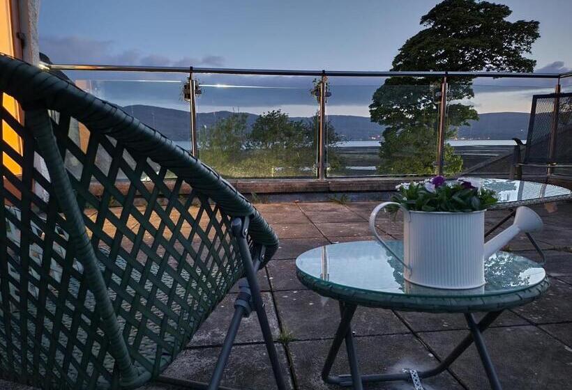 חדר סטנדרט לשלושה, The Oystercatcher