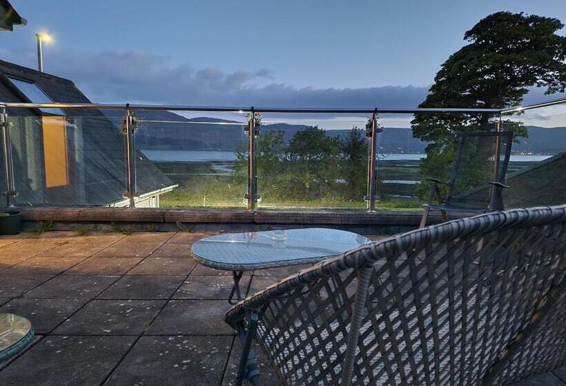 חדר סטנדרט לשלושה, The Oystercatcher