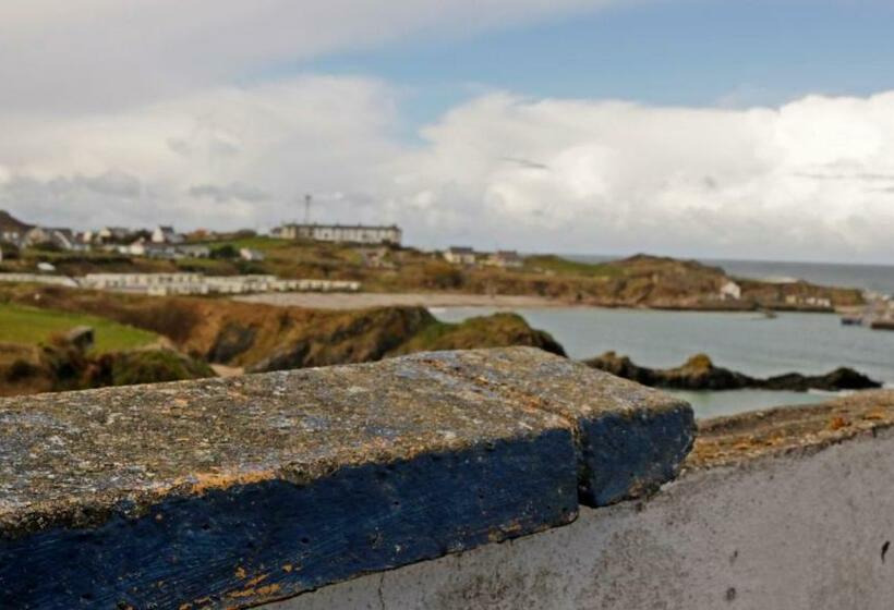 家庭间, The Seaview Tavern