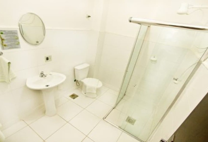 חדר סטנדרט לשלושה, Turrance White