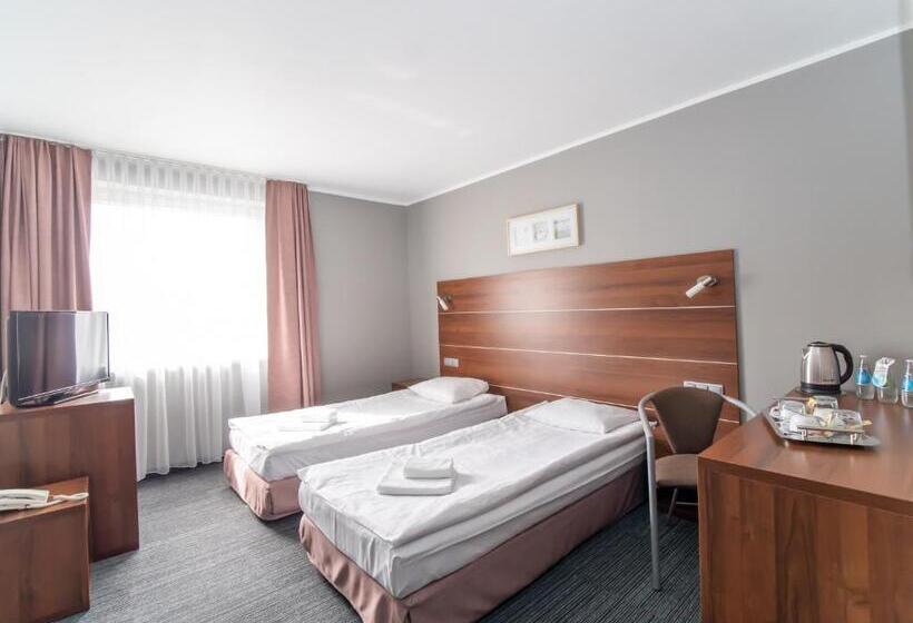 غرفة قياسية ثلاثية, Tychy