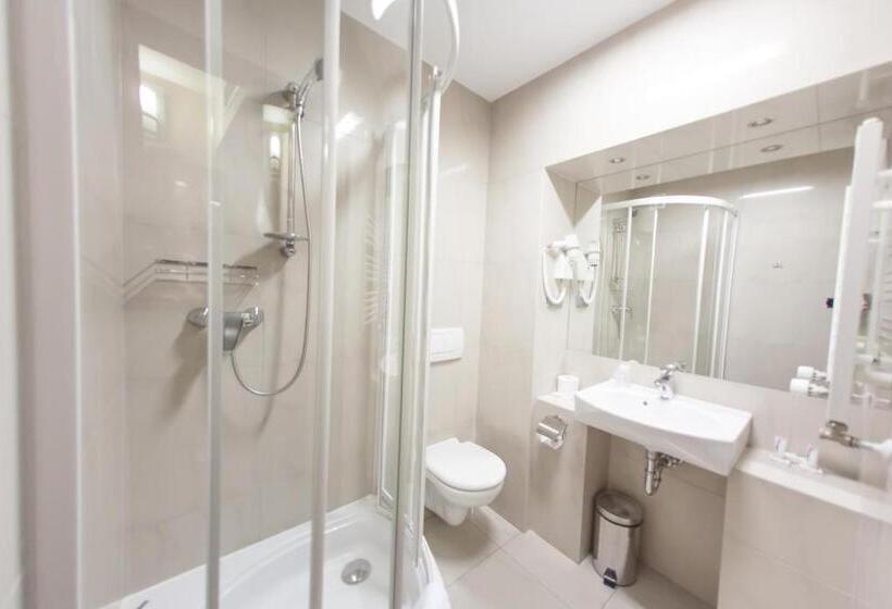 غرفة قياسية ثلاثية, Tychy