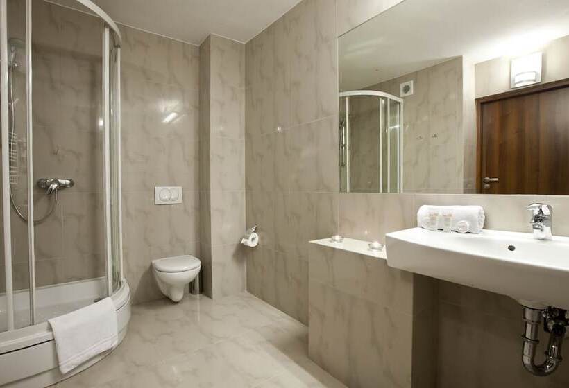 غرفة قياسية ثلاثية, Tychy