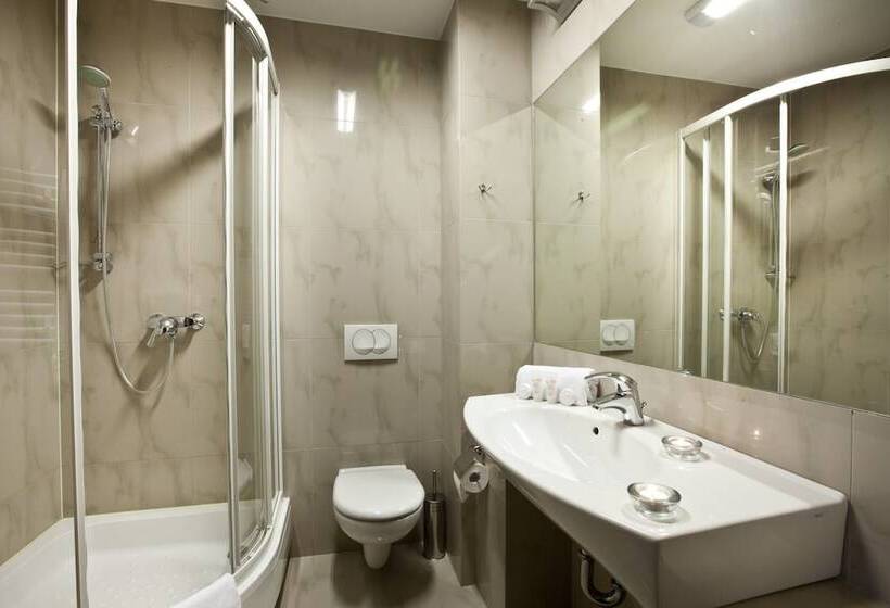 غرفة قياسية ثلاثية, Tychy