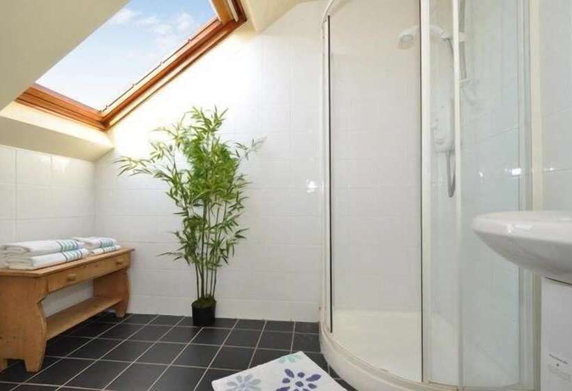 四人标准间, Lynfield Guest House