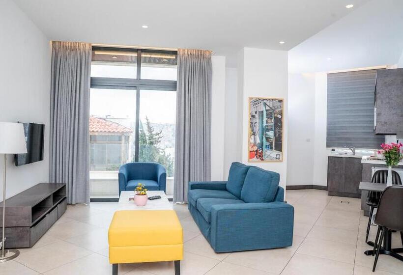 سوئیت با بالکن, Liv Weibdeh Hotel Suites