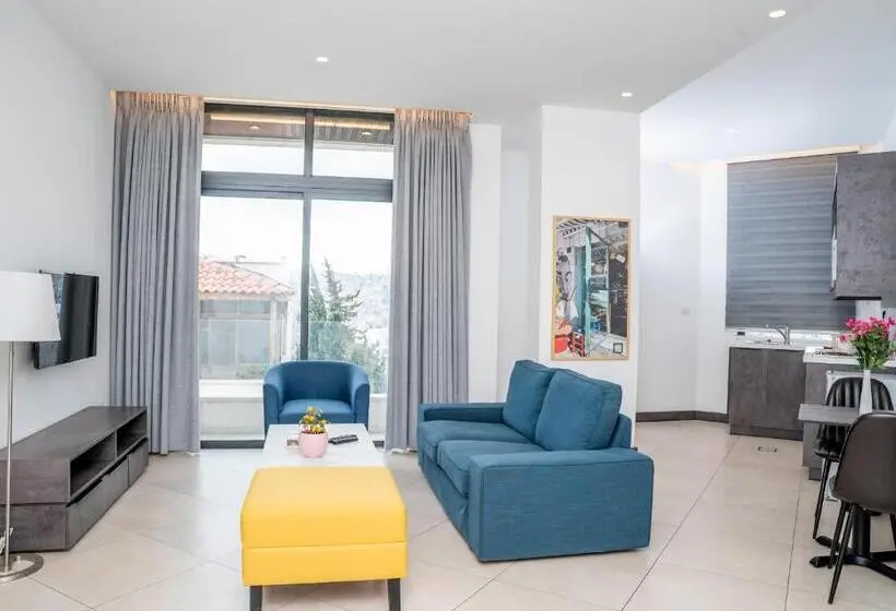 سوئیت با بالکن, Liv Weibdeh Hotel Suites