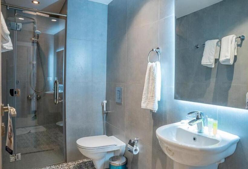 سوئیت با بالکن, Liv Weibdeh Hotel Suites