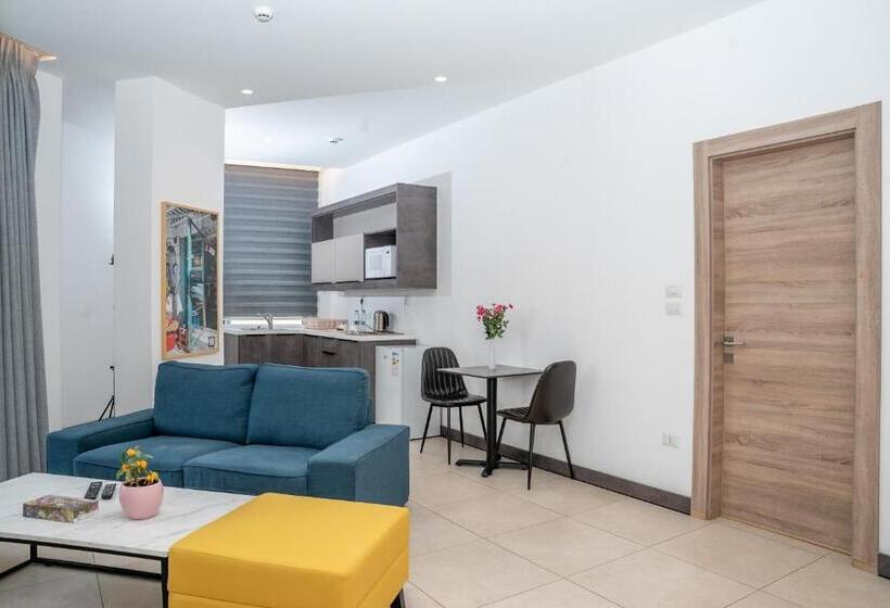 سوئیت با بالکن, Liv Weibdeh Hotel Suites