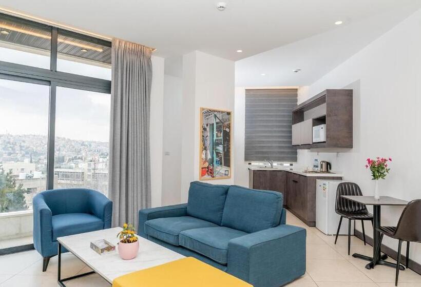 سوئیت با بالکن, Liv Weibdeh Hotel Suites