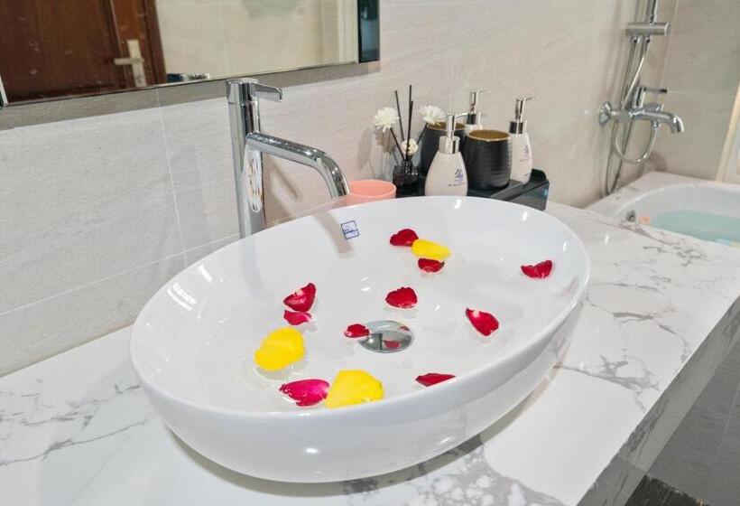 اتاق لوکس, The Enchanted