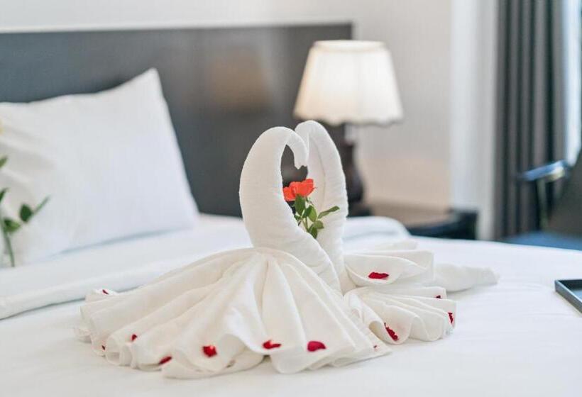 اتاق لوکس, The Enchanted