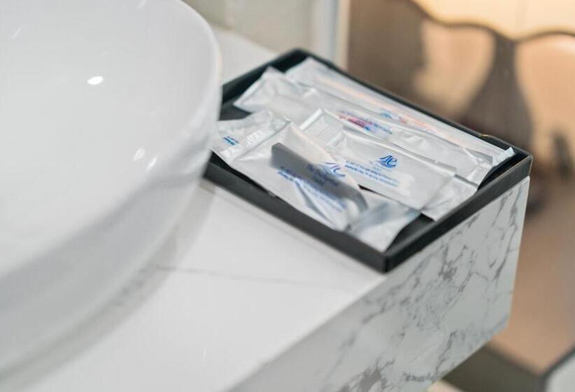 اتاق سوپریور, The Enchanted