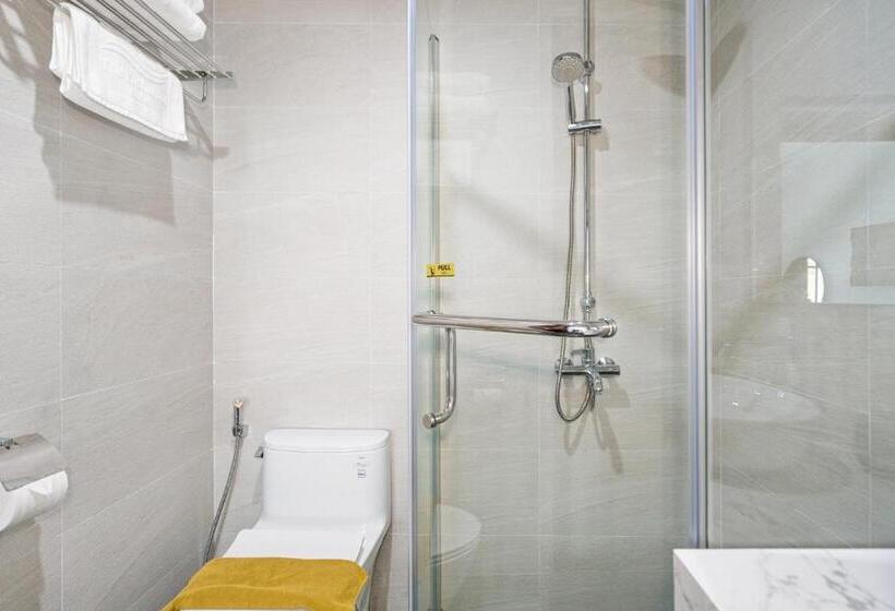 سوئیت با تخت بزرگ, The Enchanted