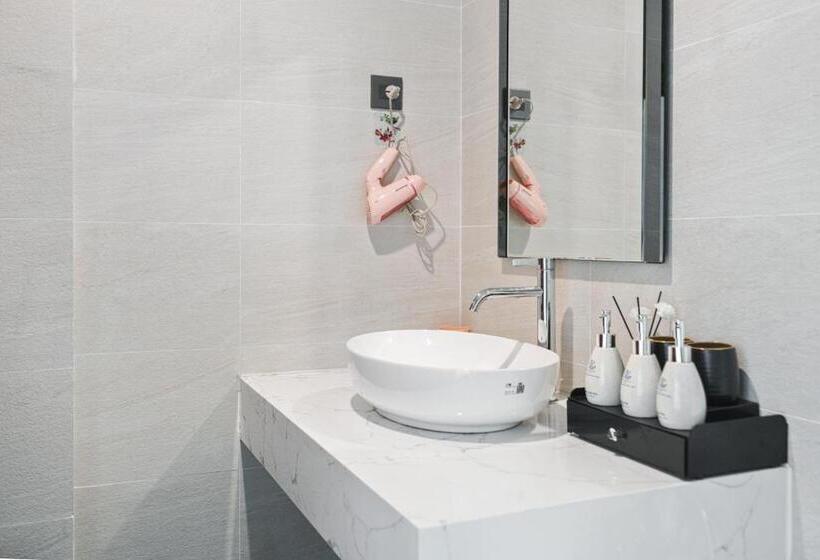 سوئیت با تخت بزرگ, The Enchanted