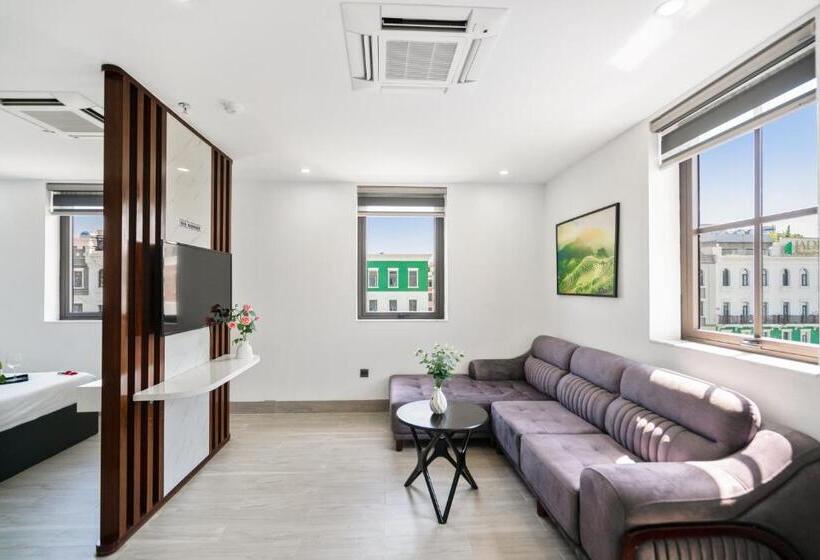 سوئیت با تخت بزرگ, The Enchanted