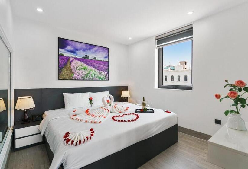 سوئیت با تخت بزرگ, The Enchanted