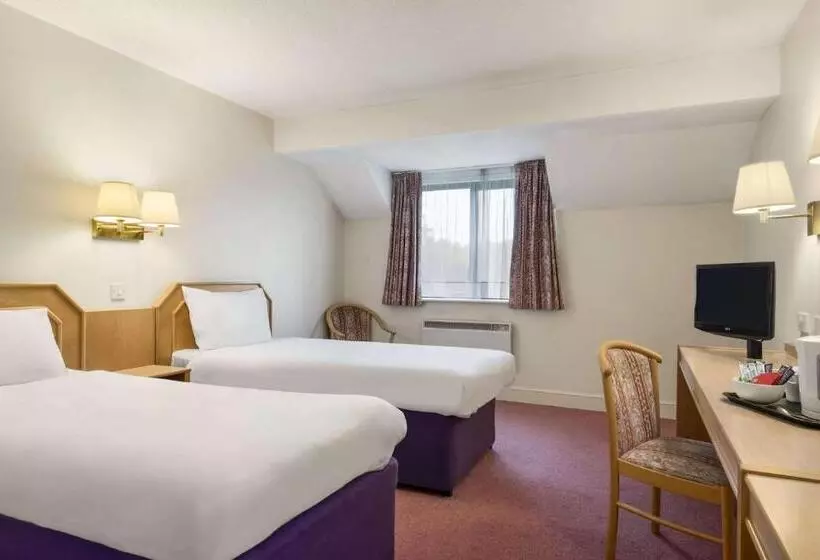 ２ダブルベッドのスタンダードルーム, Days Inn Chesterfield   Tibshelf
