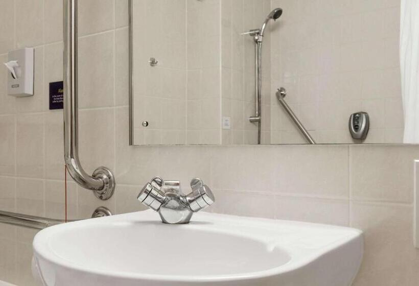 ２ダブルベッドのスタンダードルーム, Days Inn Chesterfield   Tibshelf