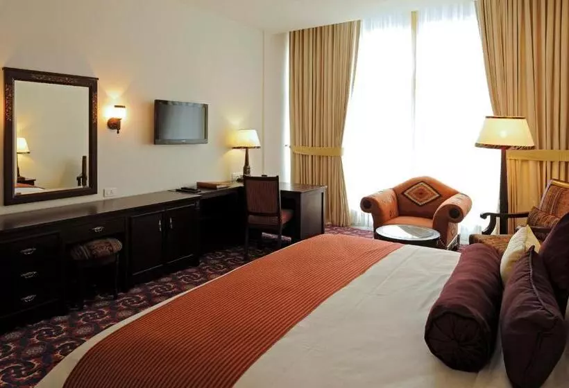 اتاق اجرایی با تخت بزرگ, Dushanbe Serena