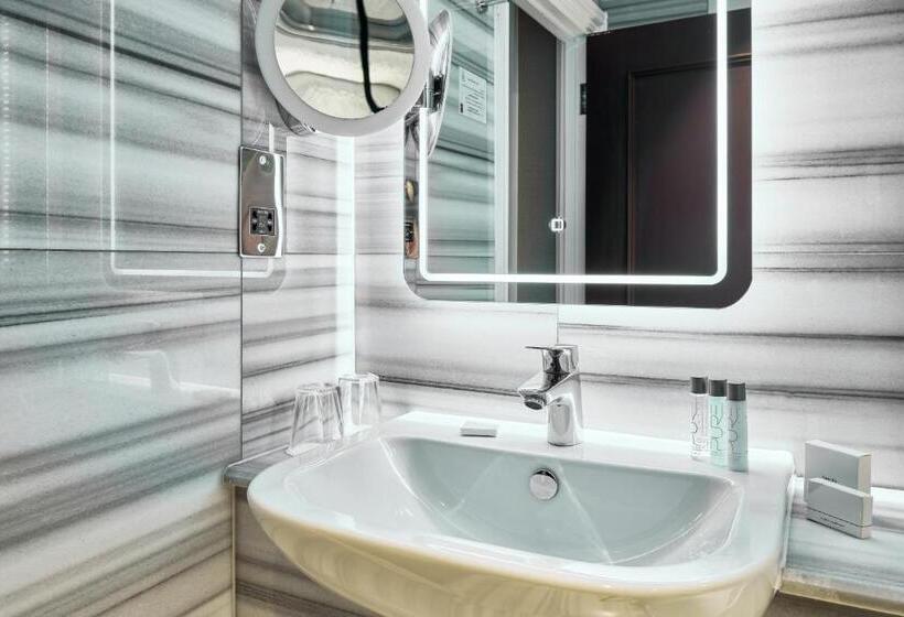 스탠다드 트리플 룸, Warren House