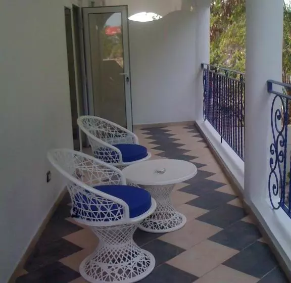 スタンダードスタジオ, Villa Capri
