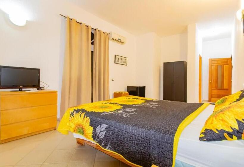 스탠다드 스튜디오, Villa Capri